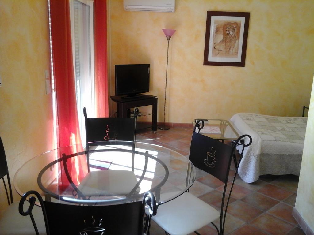 Hotel Mas Des Lys Roquebrune-sur Argens Zimmer foto