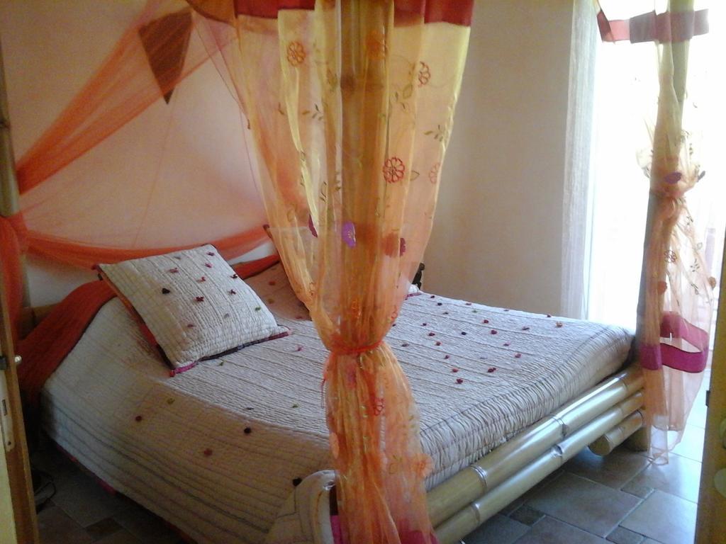 Hotel Mas Des Lys Roquebrune-sur Argens Zimmer foto