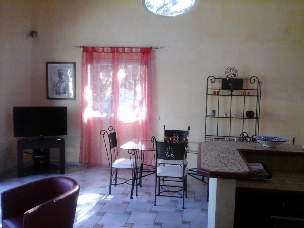 Hotel Mas Des Lys Roquebrune-sur Argens Zimmer foto