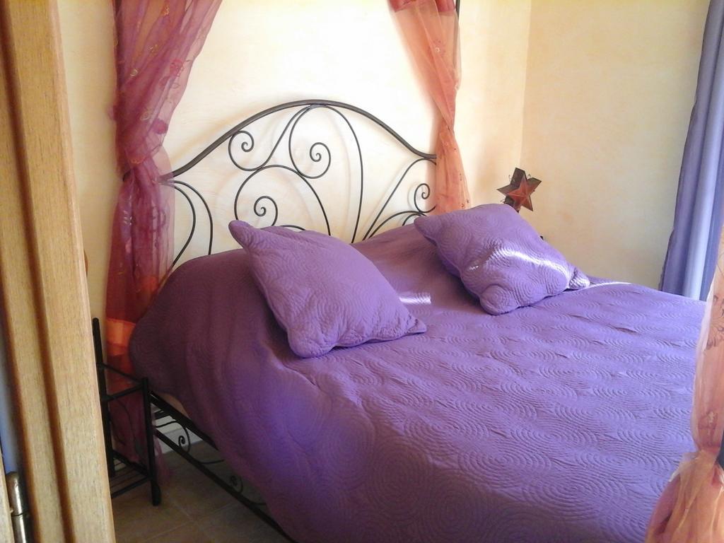 Hotel Mas Des Lys Roquebrune-sur Argens Zimmer foto